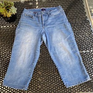 NYDJ Sz 8P. Crop style lightweight denim that wears to mid calf for a petite.